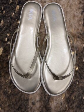 MIA Metallic Champagne Flip Flop Sandals | 9 | NWOT